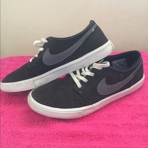 Nike 9.5 Mens shoes skater type